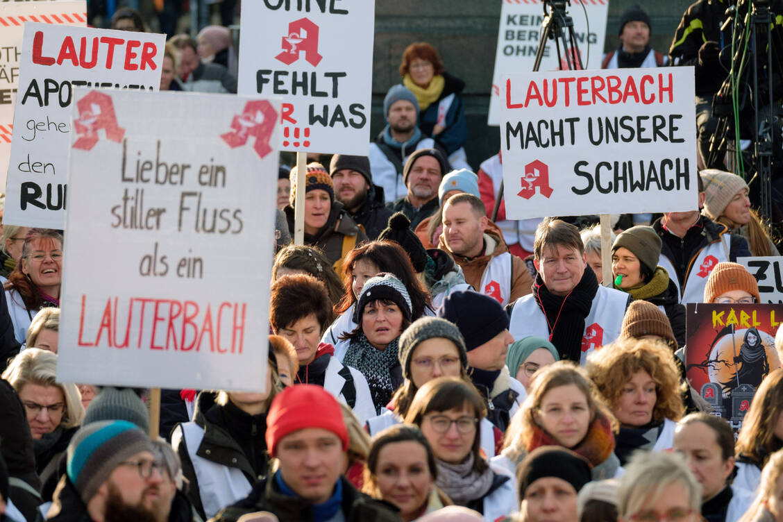 »Lieber ein stiller Fluss als ein Lauterbach«: Die Demonstrierenden in Dresden machten ihrem Unmut bei der Kundgebung Luft.  / Foto: SAV