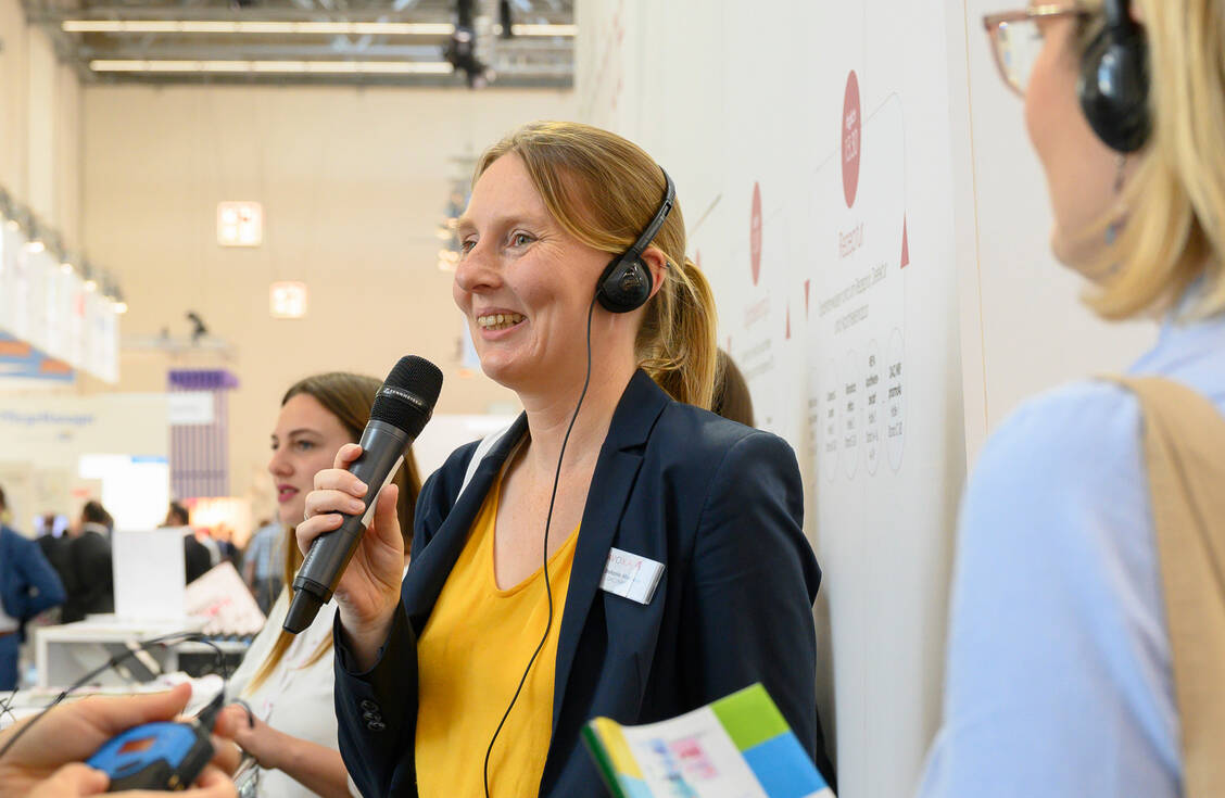 Dr. Stefanie Melhorn ist vielen Apothekerinnen, Apothekern und PTA bereits bekannt durch ihre Vorträge rund um die Rezeptur, hier 2019 beim Rezeptur-Rundgang auf der Expopharm. / Foto: Expopharm