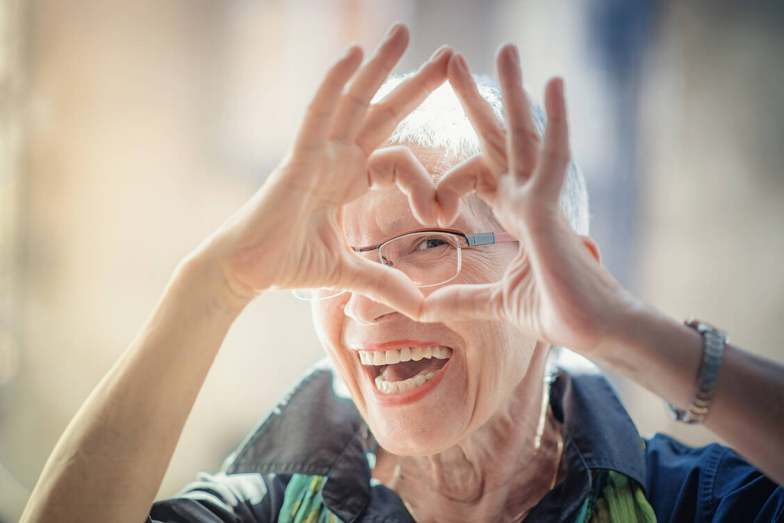 Frauen sind neunmal häufiger von einer Fingerpolyarthrose betroffen als Männer. Empfehlenswert sind tägliche Fingerübungen, um die Gelenke geschmeidig zu halten. / Foto: Adobe Stock/Teodor Lazarev