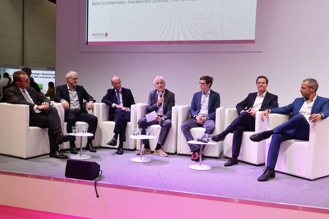 Lebhafte Diskussionsrunde: Professor Dr. Manfred Schubert-Zsilavecz, Allgemeinmediziner Dr. Markus Groteguth, Friedemann Schmidt, Moderator Professor Dr. Theo Dingermann, Dr. Björn Schittenhelm, Matthias Diessel und Dr. Alexander Ravati (von links). / Foto: PZ/Alois Mueller