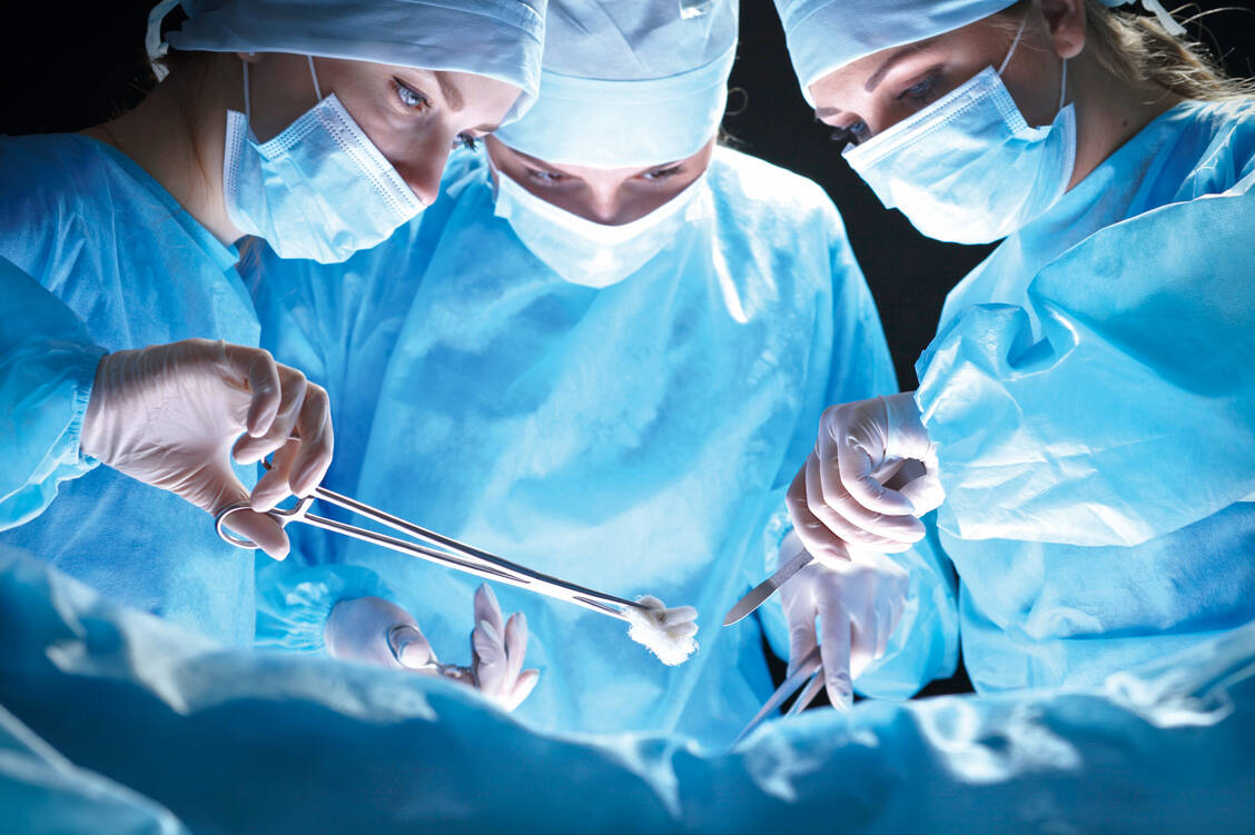 Ein neuartiger Wundverband könnte in der Notfallmedizin und Chirurgie helfen, große Blutverluste zu vermeiden.  / Foto: Shutterstock/Andrei_R
