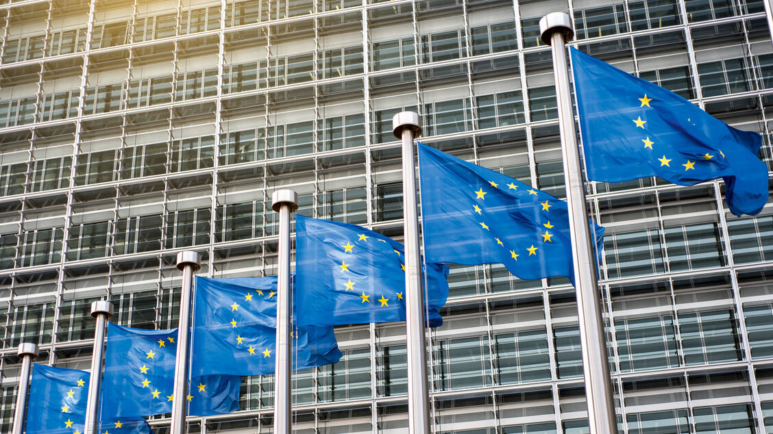 Die EU wird in der Coronavirus-Pandemie gefordert. Hand in Hand zu arbeiten, ist nun extrem entscheidend. / Foto: iSTock/artJazz