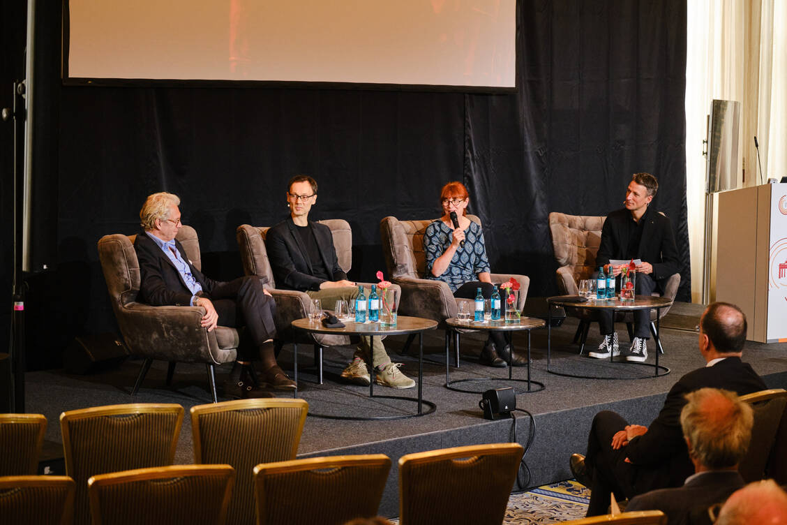 Andreas Gassen, Thomas Moormann und Anke Rüdinger (v.l.n.r.) sprachen mit Moderator Alexander Müller.  / © DAV-Wirtschaftsforum / André Wagenzik
