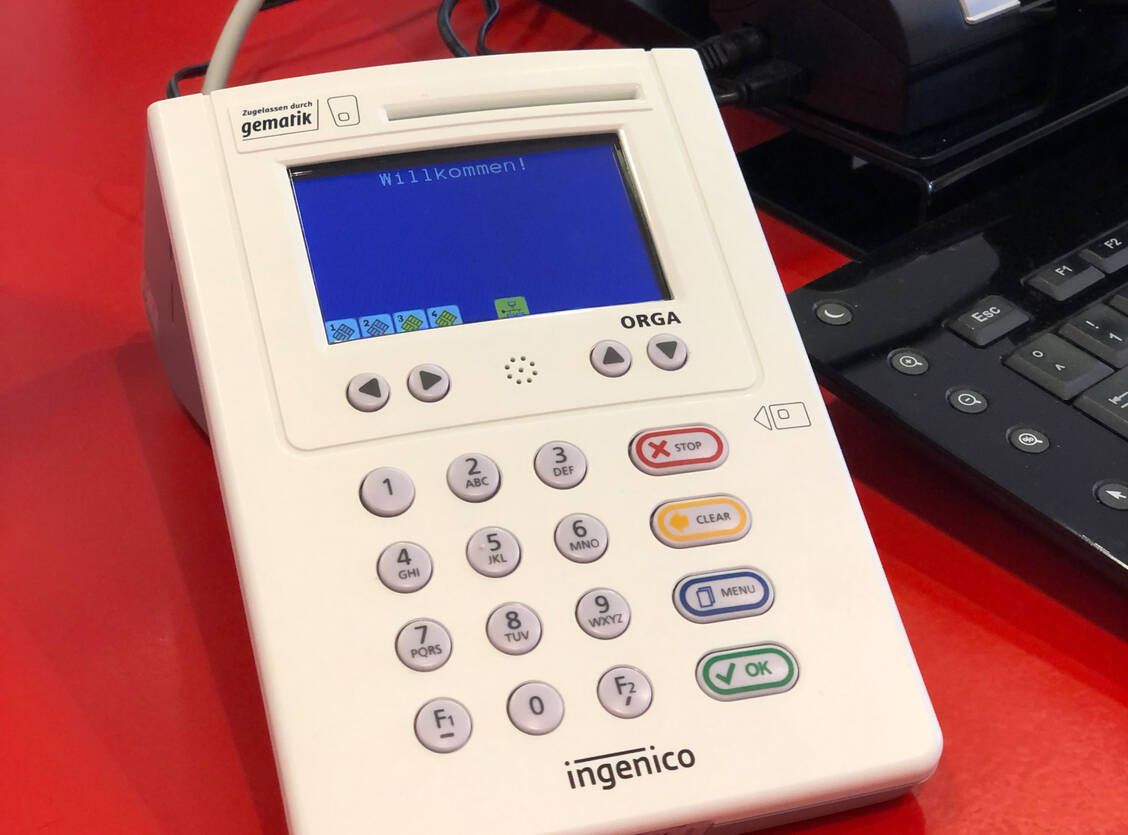 Mit diesem Gerät wird die Institutionenkarte (SMC-B) der Apotheke eingelesen. / Foto: AKWL