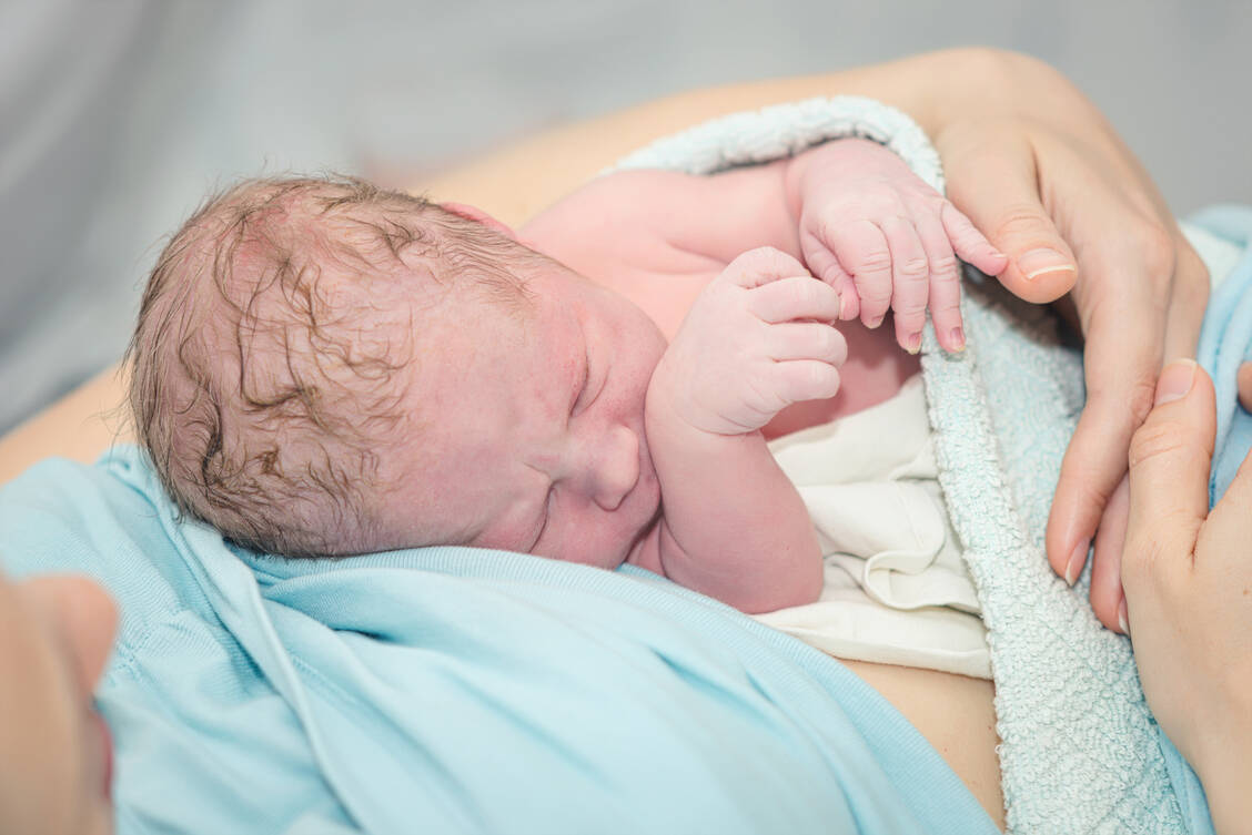 Ein Kaiserschnitt bedeutet weniger Stress für das Baby als eine vaginale Geburt, doch der fehlende Kontakt mit dem Geburtskanal könnte sich negativ auf das Darmmikrobiom auswirken. / Foto: Adobe Stock/freepeoplea