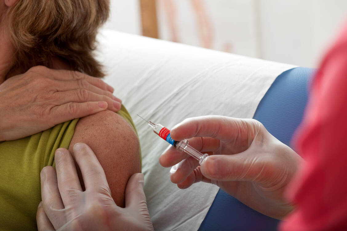 Der nachgelieferte Grippeimpfstoff Vaxigrip Tetra ist für Erwachsene und Kinder ab einem Alter von sechs Monaten zugelassen. / Foto: Getty Images/BSIP