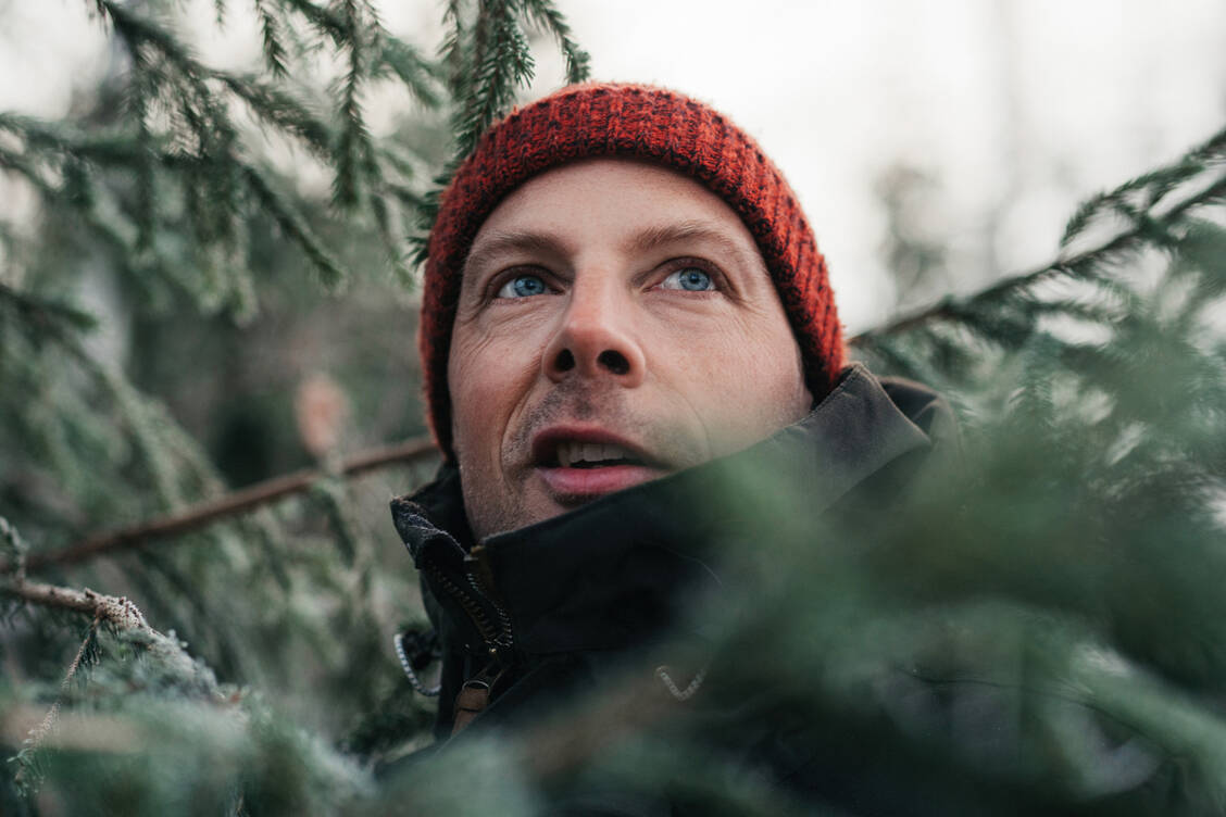 Freie Nase, freier Kopf: Das geht mit einem Spaziergang an der frischen Luft oder befeuchtenden Nasensprays. / © Getty Images/knape