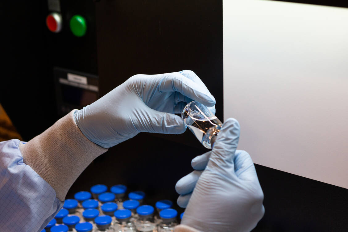Jede Ampulle mit Remdesivir wird vor der Freigabe ausgiebig unter die Lupe genommen. Die EMA schaut sich nun die Studiendaten neu an. / Foto: Gilead Sciences