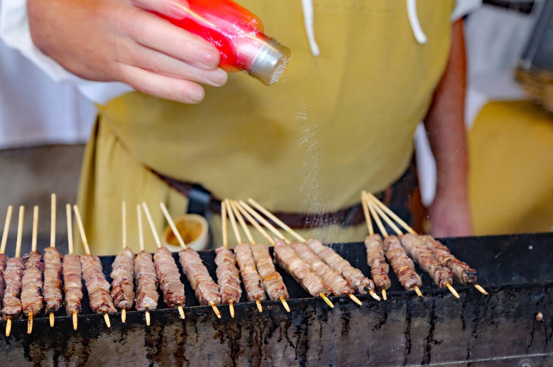 Das tut dem Magen auf Dauer nicht gut: Rauchen, Alkohol, gegrilltes Fleisch und stark gesalzene Produkte gelten als Risikofaktoren für Magenkrebs. / Foto: Adobe Stock/ChiccoDodiFC