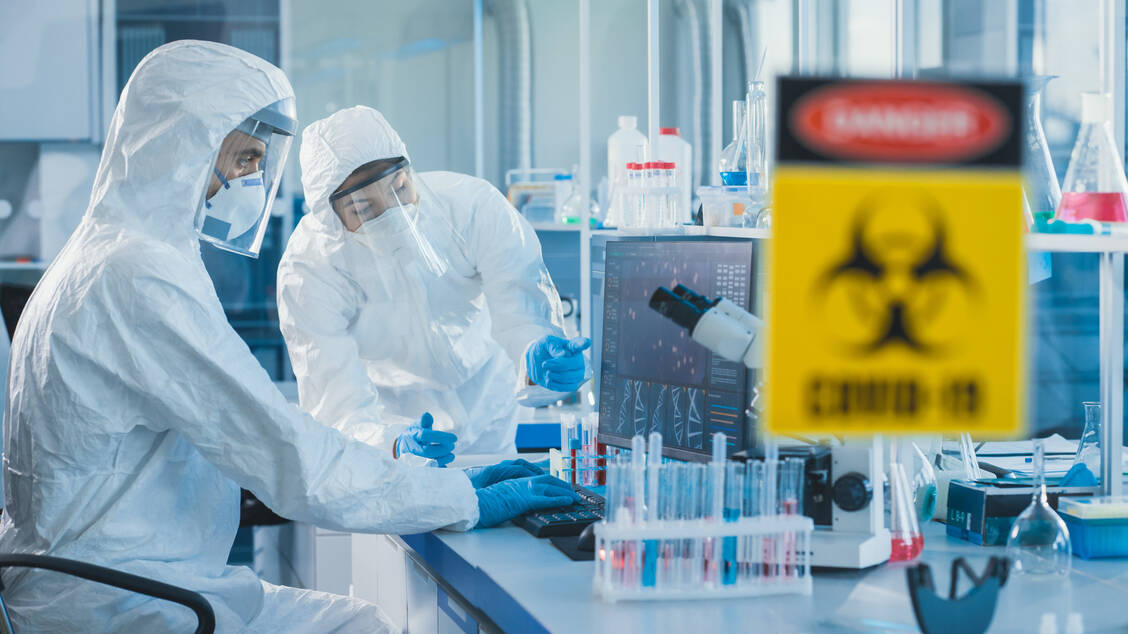 Auch Impfstoffhersteller haben die Coronavirus-Mutanten im Blick und arbeiten bereits an Anpassungen ihrer Covid-19-Impfstoffe. / Foto: Adobe Stock/Gorodenkoff