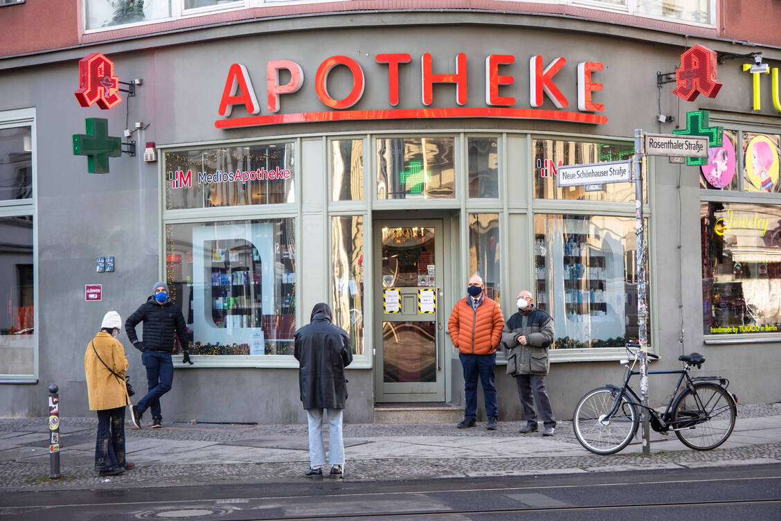 Auch um Schlangen vor der Apotheke zu vermeiden, könnte die geplante Website »mein-apothekenmanager.de« helfen. Damit sollen Apotheken angezeigt werden, die Corona-Schnelltests anbieten. / Foto: imago images/Emmanuele Contini
