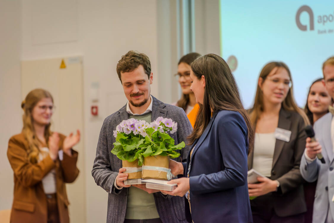 Dr. Stefan Esch und Dr. Frauke Weber erhielten ein »Dankeschön« des veranstaltenden Semesters. / © Charlotte Winkel