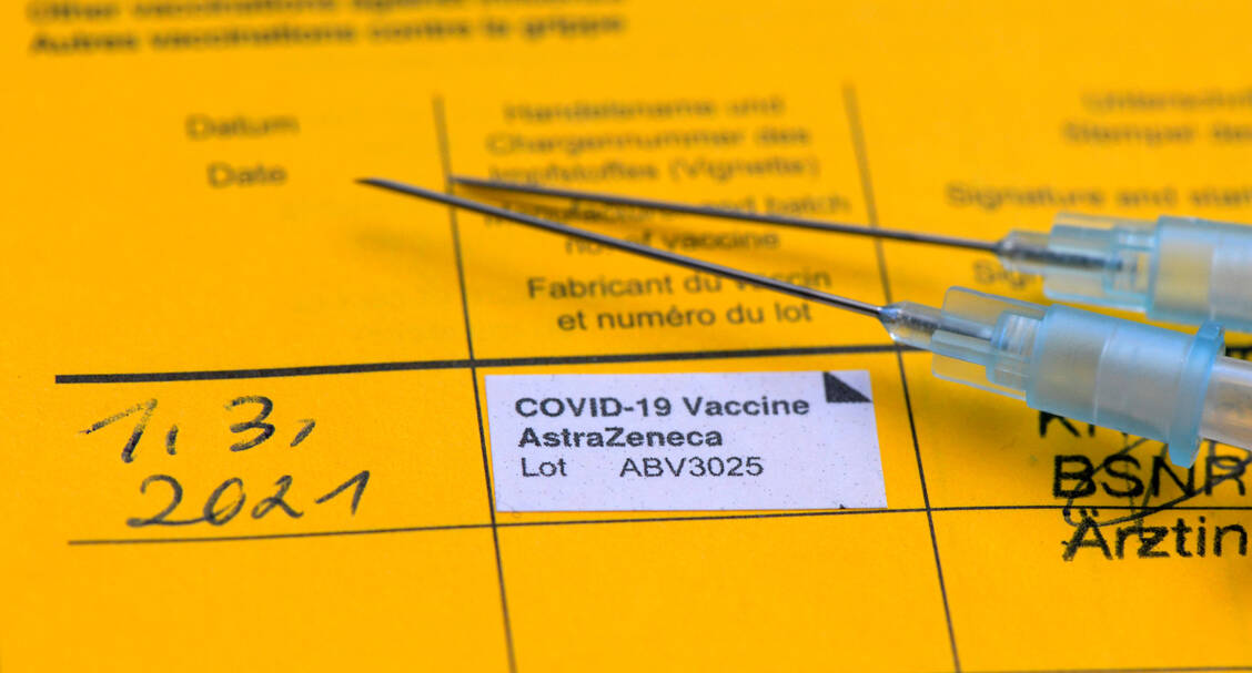 Seit Impfbeginn haben rund 2,2 Millionen Unter-60-Jährige eine Erstimpfung mit dem Astra-Zeneca-Impfstoff gegen Covid-19 erhalten. Die Zweitimpfungen stehen ab Anfang Mai an – zu kurz, um Kombinationen mit anderen Impfstoffen wissenschaftlich zu untersuchen. / Foto: imago images/MiS
