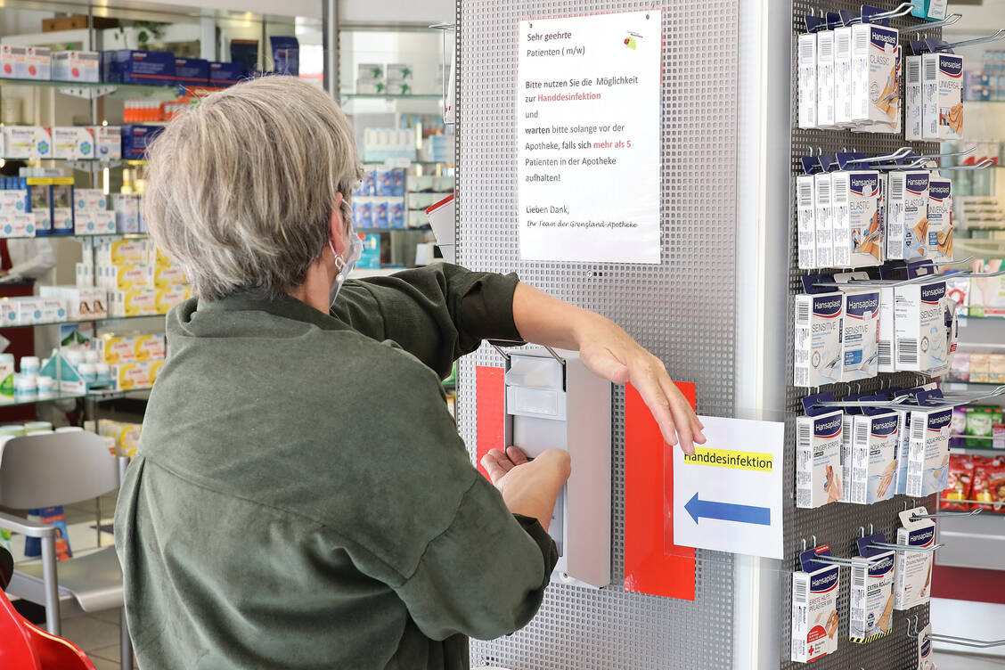 Unterwegs ist das Händewaschen ohnehin oft schwierig. Desinfektionsmittelspender, wie sie mittlerweile in allen Apotheken stehen, sind hier eine gute Alternative. / Foto: PZ/Alois Müller