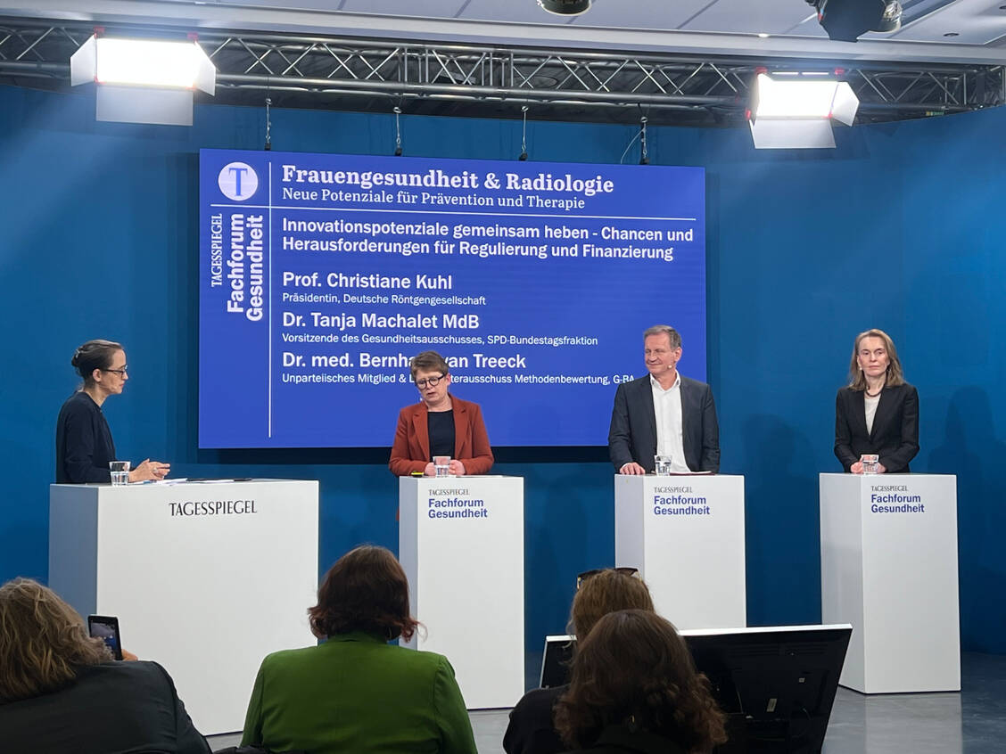 v.l.: Moderatorin und Tagesspiegel-Redakteurin Ruth Ciesinger, die SPD-Bundestagsabgeordnete Tanja Machalet, Bernhard van Treeck als unparteiisches Mitglied & Leiter des Unterausschusses Methodenbewertung beim Gemeinsamen Bundesausschuss (G-BA) sowie die Professorin und Präsidentin der Deutschen Röntgengesellschaft Christiane Kuhl. / © PZ/Höhn
