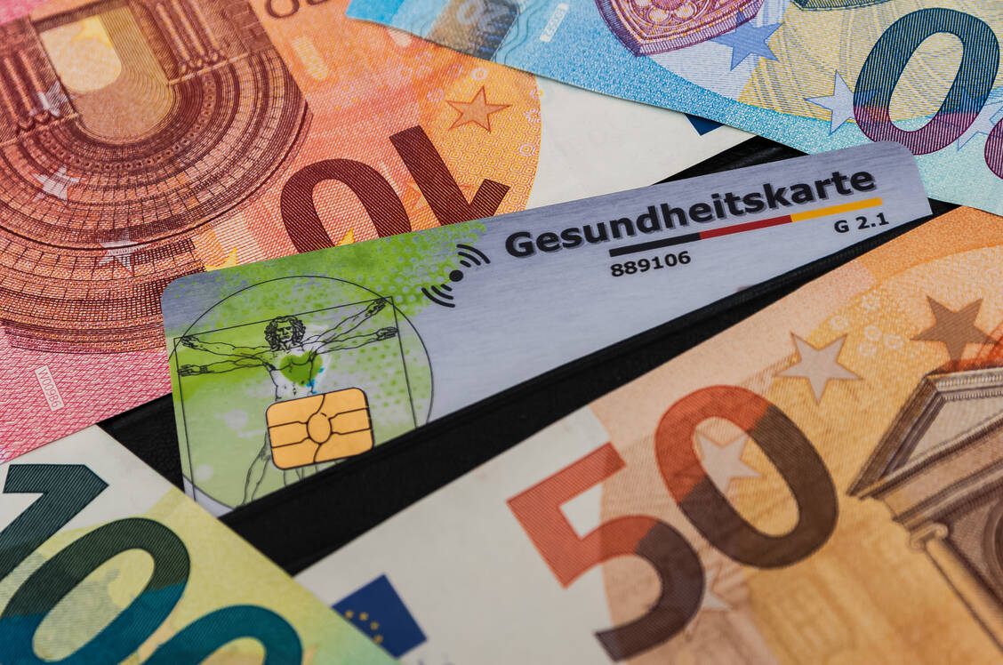 Das IW rechnet durch die geplante, einmalige Erhöhung der Beitragsbemessungsgrenze mit Zusatzausgaben in Millionenhöhe, der VdK wünscht sich mehr soziale Gerechtigkeit.  / © AdobeStock/Stockfotos-MG