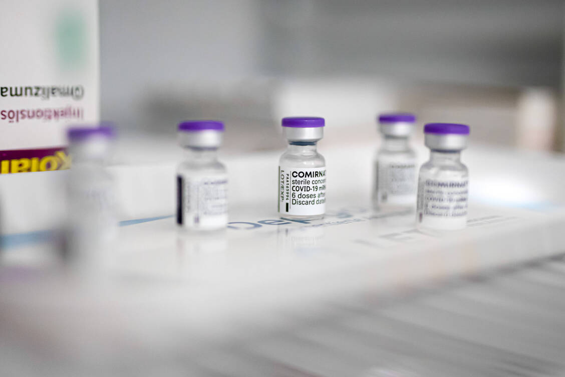 Sagen Patienten Termine kurzfristig ab, bleiben Impfstoffe in der Arztpraxis liegen. Die sollen künftig flexibel an andere Leistungserbringer weitergereicht werden können.  / Foto: Imago images/Beautiful Sports