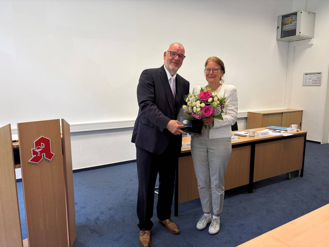 Die langjährige Geschäftsführerin der Kammer, Kathrin Fuchs, erhielt die Hermann-Hager-Medaille für ihren »enormen persönlichen Einsatz«. / © PZ/Tebroke