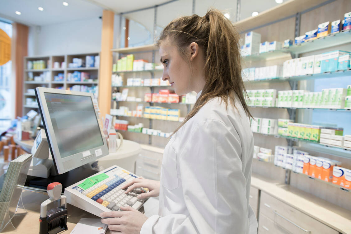 Bislang stellen Apotheken nur digitale Impfzertifikate aus. Doch der Gesetzgeber sieht vor, dass Offizinen bald auch elektronische Nachweise über durchgemachte Coronavirus-Infektionen bescheinigen. / Foto: Adobe Stock/Westend61