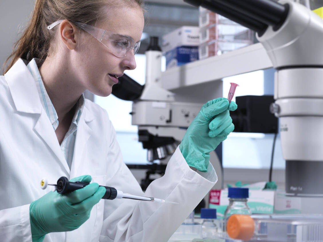 Derzeit forschen viele Unternehmen nach Wirkstoffen, die zur Behandlung von Covid-19 zum Einsatz kommen könnten. / Foto: Imago/Science Photo Library