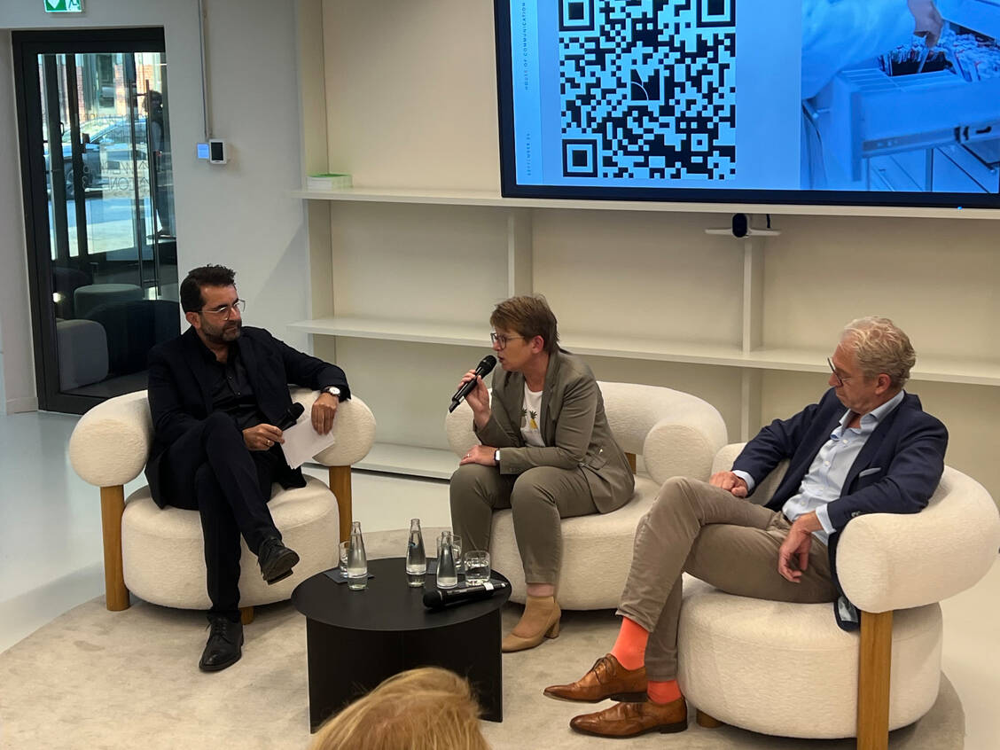 Diskutierten über das geplante GKV-Beitragsstabilisierungsgesetz (v.l.): Moderator Serkan Agci, die Vorsitzende des Gesundheitsausschusses, Tanja Machalet (SPD), und Andreas Gassen, Vorstandsvorsitzender der Kassenärztlichen Bundesvereinigung (KBV). / © PZ/Melanie Höhn