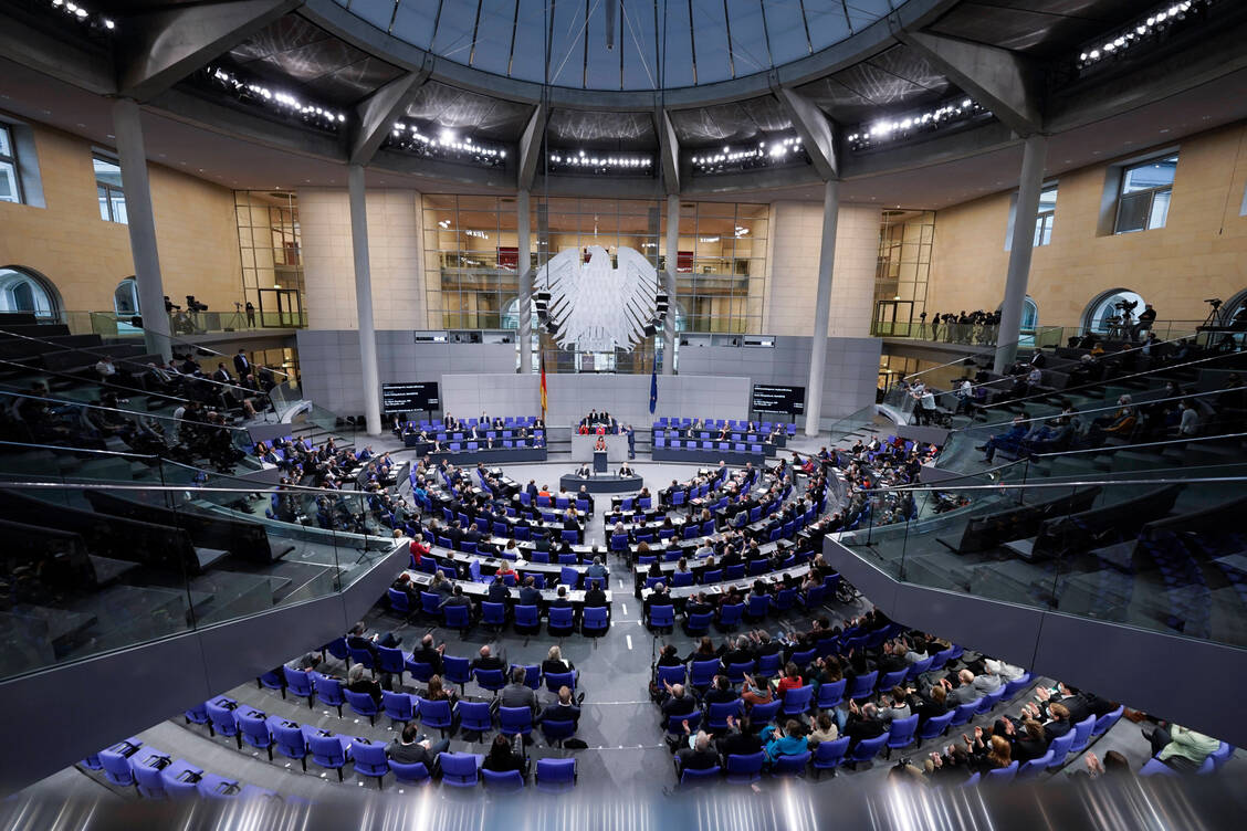 Mit dem Gesetzespaket der Ampel-Parteien hat der Bundestag heute auch Impfpassfälscher ins Visier genommen.  / Foto: Imago Images/Political-Moments