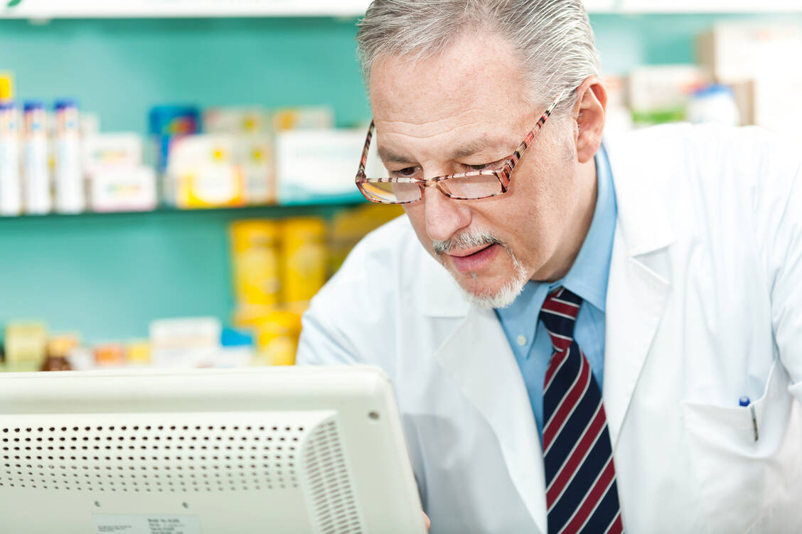 Selbst wenn auf dem Bildschrim eine Fehlermeldung erscheint, dürfen Apotheker Bestandsware in bestimmten Fällen abgeben. Voraussetzung ist eine intensive Prüfung des Präparats, um eine Fälschung auszuschließen. / Foto: Fotolia/Minerva Studio