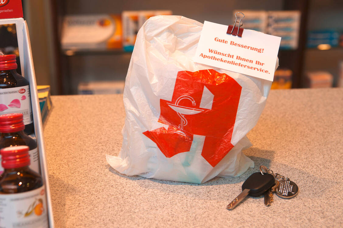 Künftig sollen Apotheken auch antivirale Covid-19-Medikamente per Botendienst an Menschen liefern, die an dem Virus erkrankt sind.  / Foto: imago/JOKER