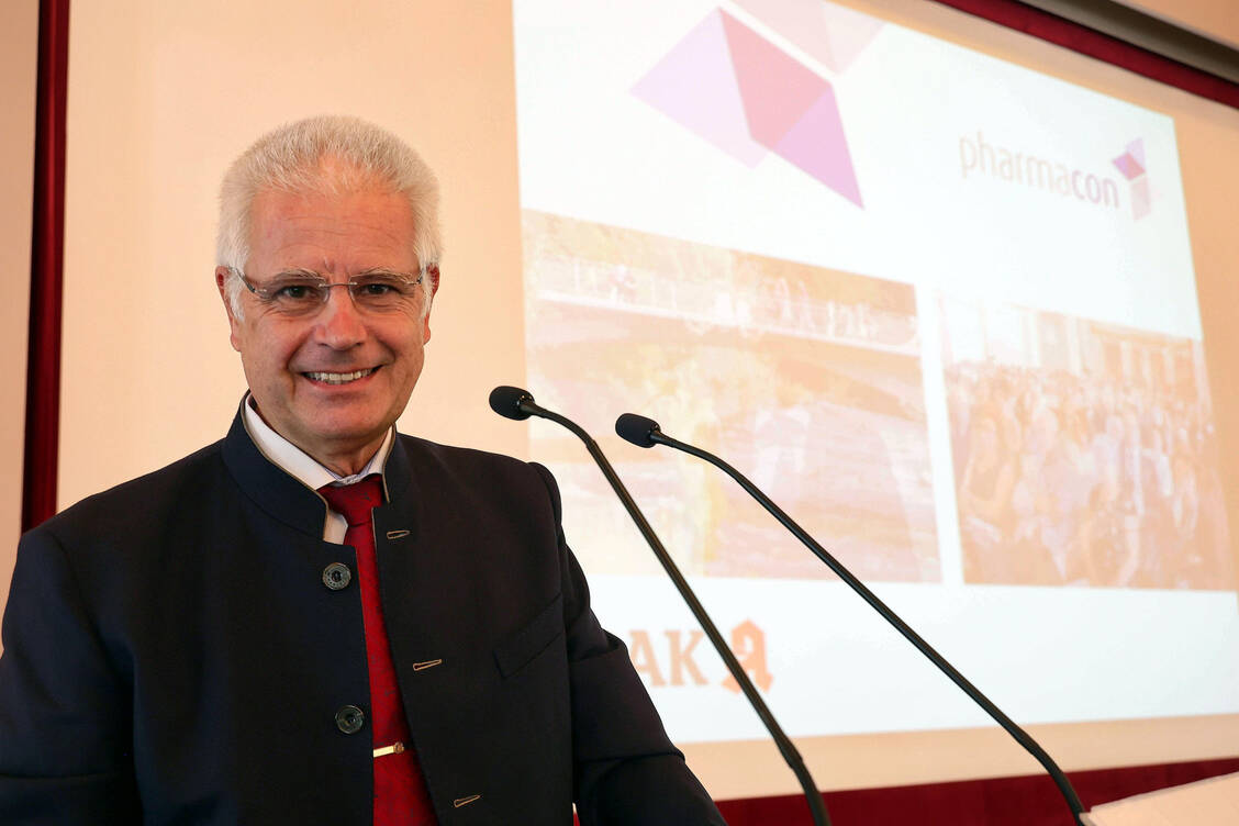 Endlich wieder in Meran: Thomas Benkert, Präsident der Bundesapothekerkammer, eröffnete den  58. Pharmacon in Meran. / Foto: PZ/Müller