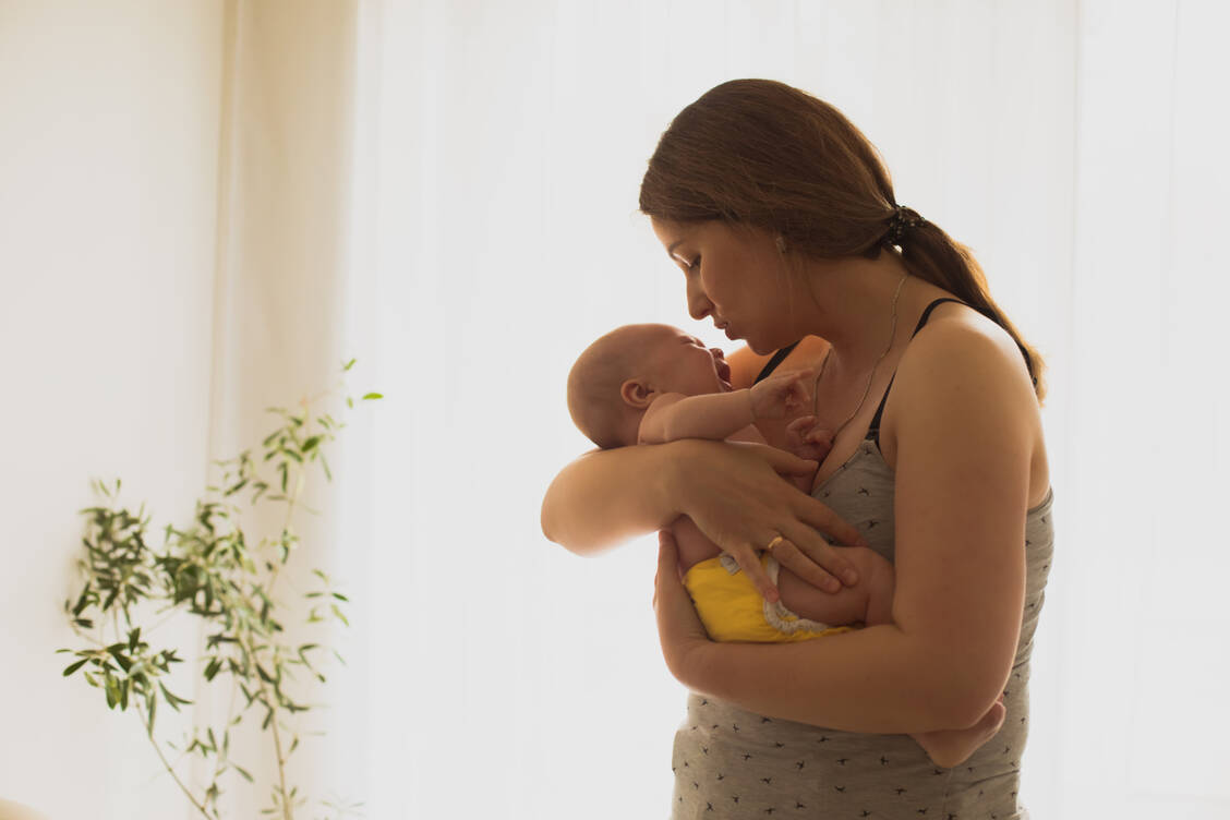 Das Baby fünf Minuten ruhig herumzutragen, scheint am besten beim Einschlafen zu helfen. Allerdings sollte es noch acht Minuten gehalten werden, bevor es hingelegt wird. / Foto: Adobe Stock/oksix