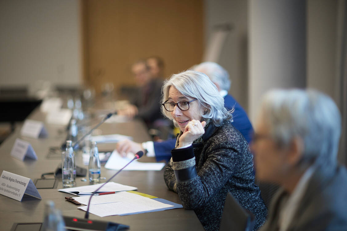 ABDA-Präsidentin Gabriele Regina Overwiening bei der Diskussion über den Klimapakt im BMG. / Foto: Jan Pauls Fotografie