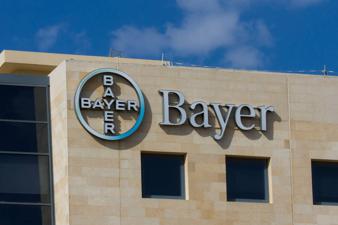 Der Pharmakonzern Bayer nimmt knapp 700 Millionen Euro in die Hand, um eine Reihe von Klagen in den USA loszuwerden. / Foto: Shutterstock/photobyphm