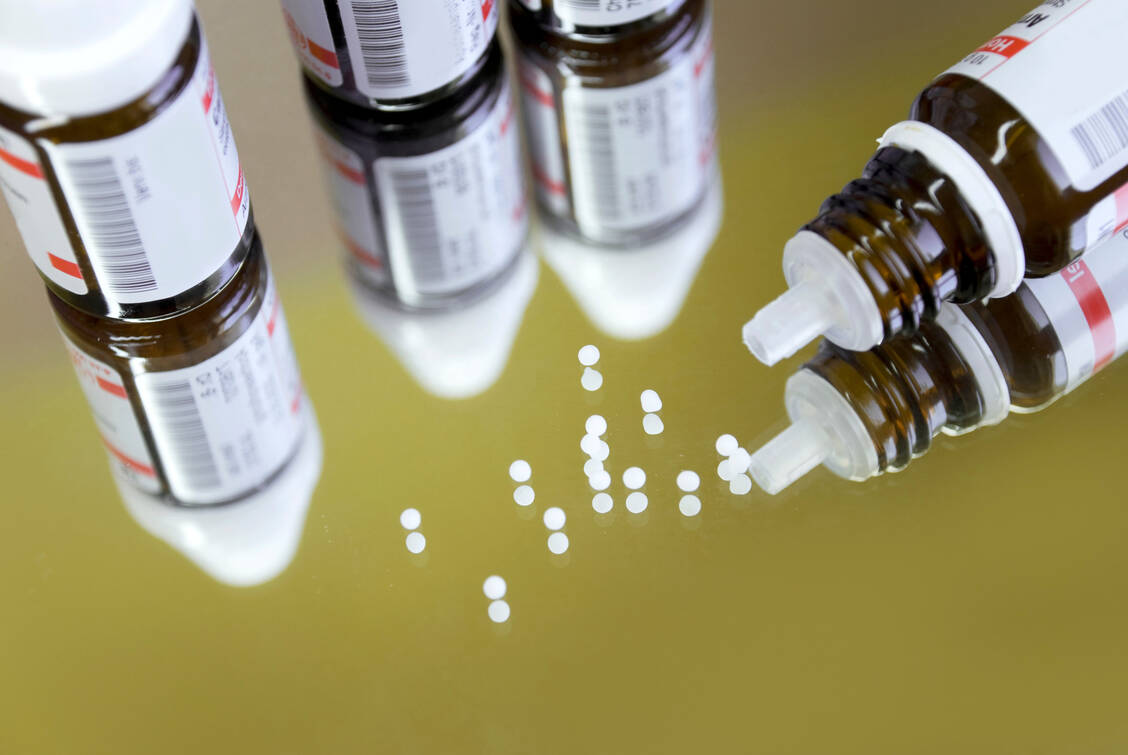 Mehr Frauen als Männer bewerten einer BAH-Umfrage zufolge das Angebot von homöopathischen oder anthroposophischen Arzneimitteln vom
Apotheker als gut. / Foto: Adobe Stock/flashpics