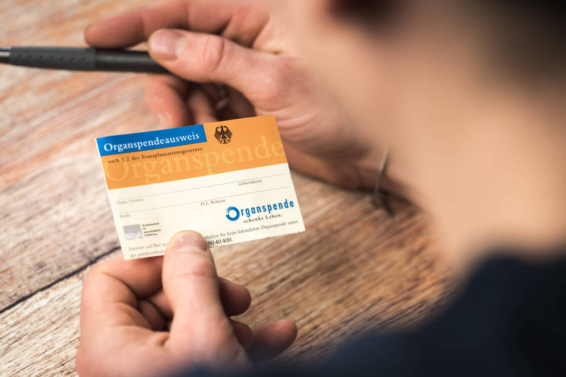 Ob ja oder nein – Hauptsache, jeder trifft überhaupt eine Entscheidung, auch um Angehörige im Ernstfall zu entlasten. / Foto: Imago/Bihlmayerfotografie