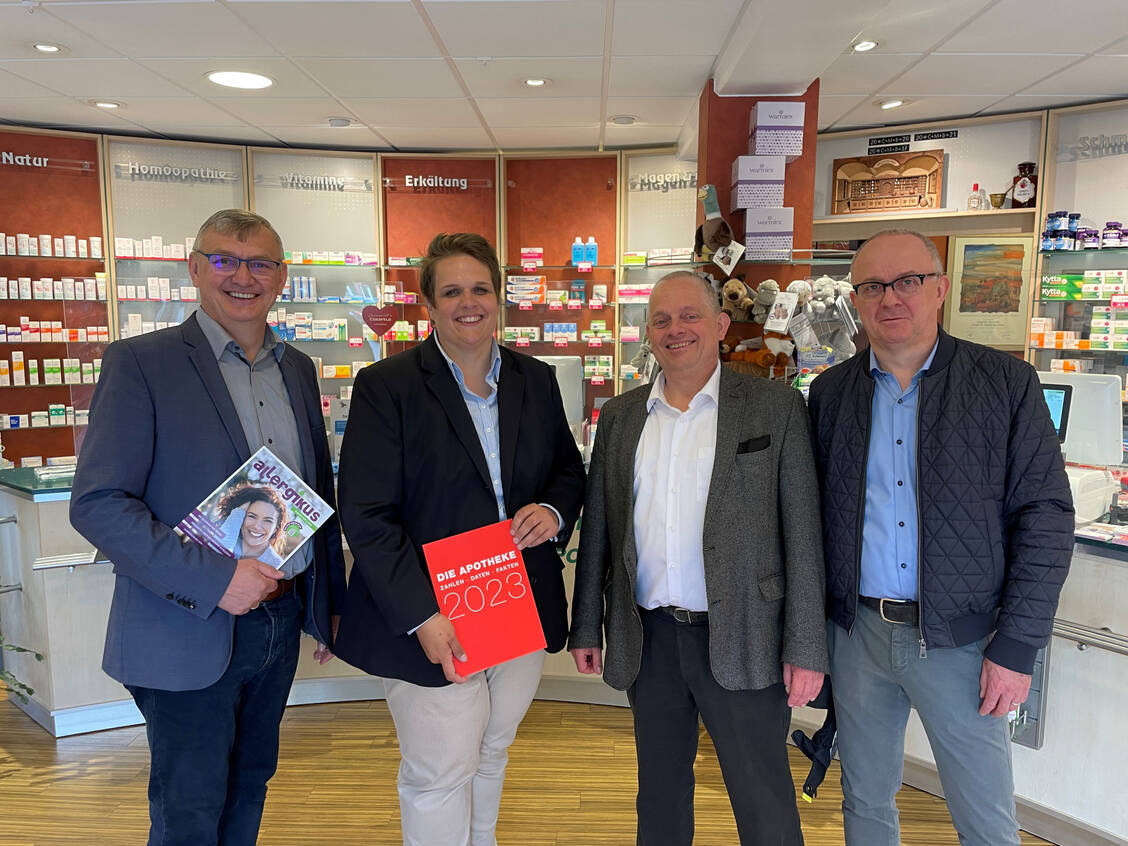 Der Coesfelder Landtagsabgeordnete Wilhelm Korth und CDU-Europawahl-Kandidatin Sabrina Salomon im Gespräch mit den Apothekern Stephan Barrmeyer (Kreisvertrauensapotheker) und Stephan Ludigkeit (v.l.nr). / Foto: AKWL