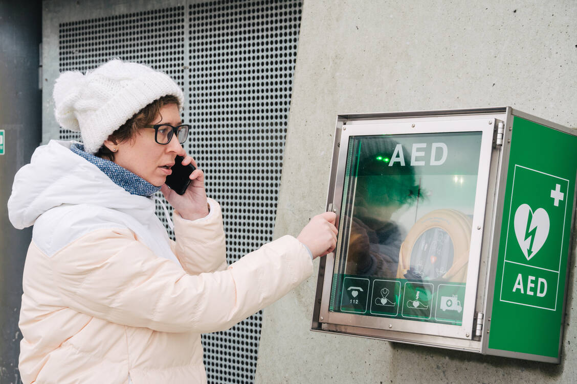 Bei Herzstillstand gilt: Erst Hilfe rufen, dann Erste-Hilfe-Maßnahmen einleiten. Wenn ein Zweithelfer da ist, kann dieser über eine App den nächsten Defibrillator finden und holen. Jede Hilfe ist besser als keine Hilfe! / Foto: Adobe Stock/Elizaveta