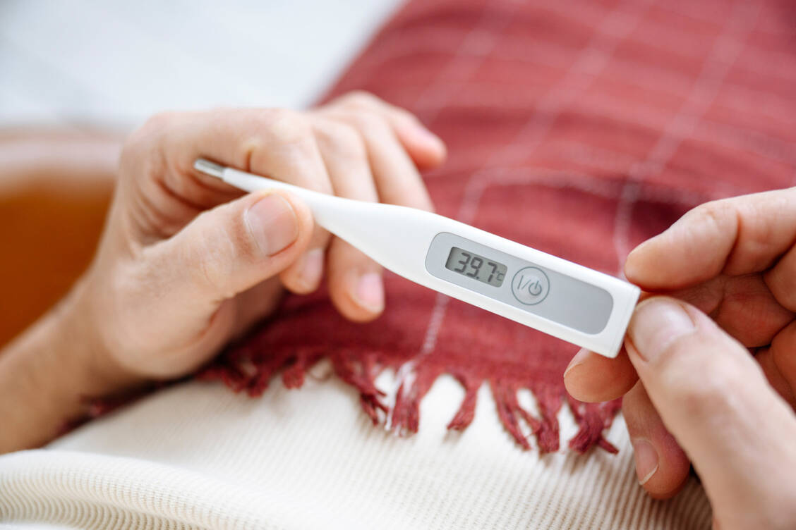 Arzneimittel können dazu führen, dass die Körpertemperatur ansteigt. Nicht immer sind an dieser Reaktion Pyrogene beteiligt. / Foto: Getty Images/Westend61