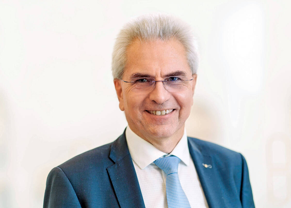 Hans-Peter Hubmann wird für sein langjähriges Engagement für das Gesundheits- und Apothekenwesen ausgezeichnet. / © Martin Jehnichen