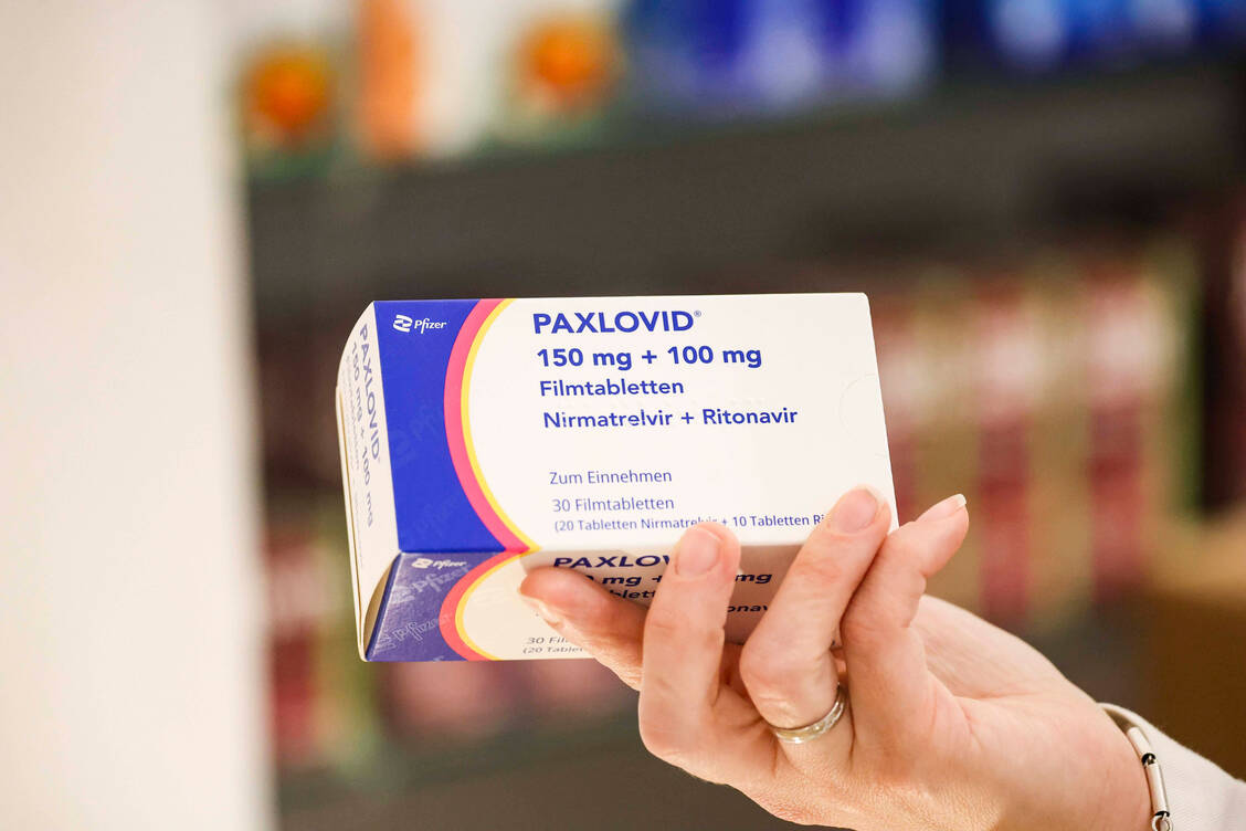 Auf die PZN kommt es an, wenn es um die Verordnung und Abrechnung von Paxlovid in den kommenden sieben Wochen geht. Denn die alte, vom Bund beschaffte Ware und neue Packungen, die direkt von Pfizer in den Vertrieb gebracht werden, sind gleichzeitig verfügbar. / Foto: Imago/Daniel Scharinger