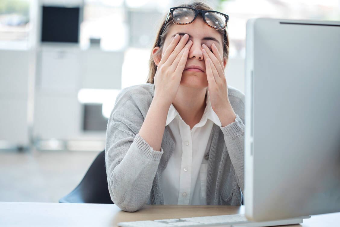 Menschen mit der seltenen Erbkrankheit β-Thalassämie fühlen sich abgeschlagen und müde. Oft fällt es ihnen schwer, sich zu konzentrieren. / Foto: Adobe Stock/sebra