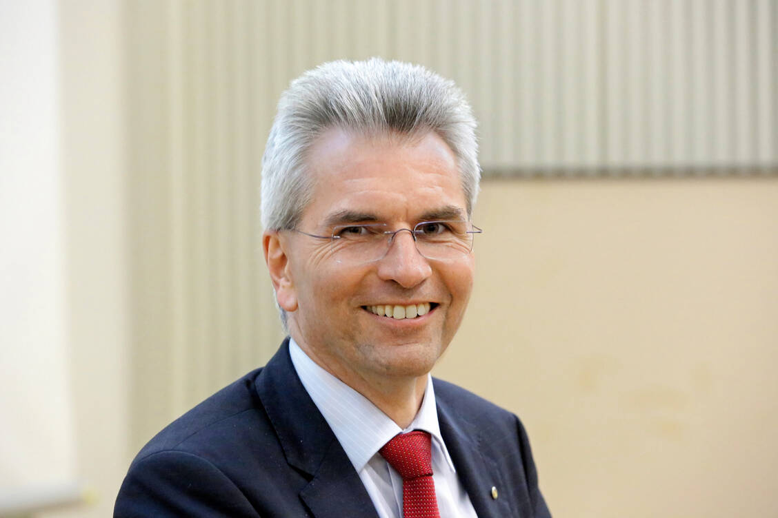 Hans-Peter Hubmann, Stellvertretender DAV-Vorsitzender: »Die Finanzierung durch die Krankenkassen ist gesichert, aber nun müssen auch die Hersteller die notwendigen E-Health-Konnektoren auf den Markt bringen«. / Foto: PZ/Alois Müller