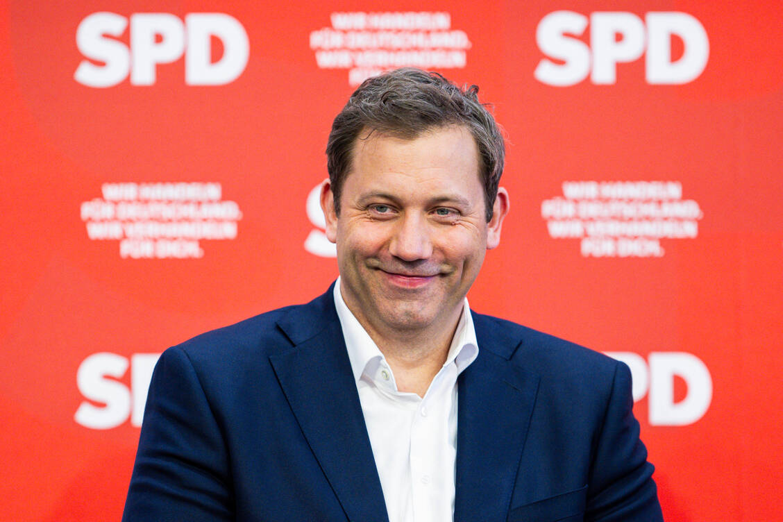 Vizekanzler und Finanzminister Klingbeil pocht auf Einsparungen in allen Bereichen. / © IMAGO/Noah Wedel