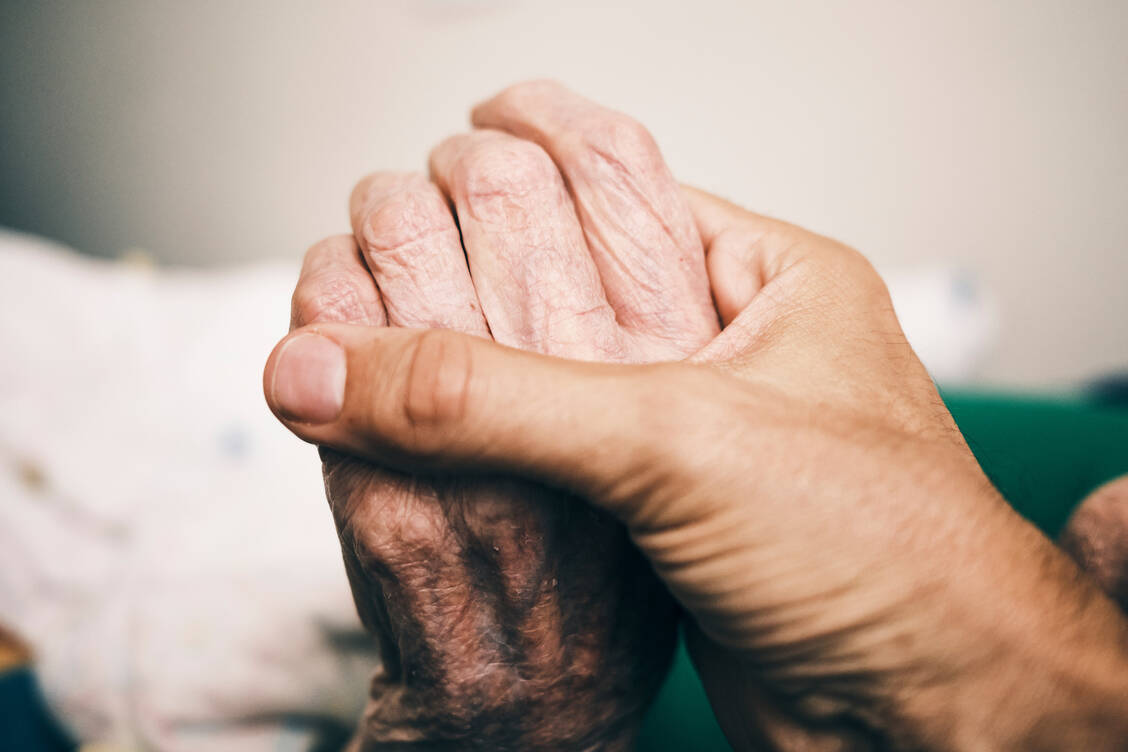 Im Jahr 2024 waren knapp 90 Prozent der an Demenz Verstorbenen 80 Jahre oder älter. / © Getty Images/O2O Creative