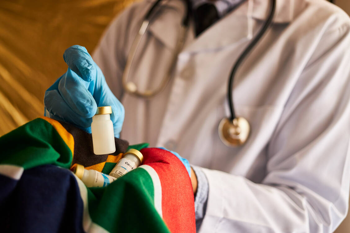 In Südafrika steht man vor dem Problem, dass die Covid-19-Impfstoffe gegen die dort verbreitete SARS-CoV-2-Variante B.1.351 vermutlich weniger wirksam sind. Für den Impfstoff von Astra-Zeneca ist das nun nachgewiesen.  / Foto: Getty Images/Magnifical Productions