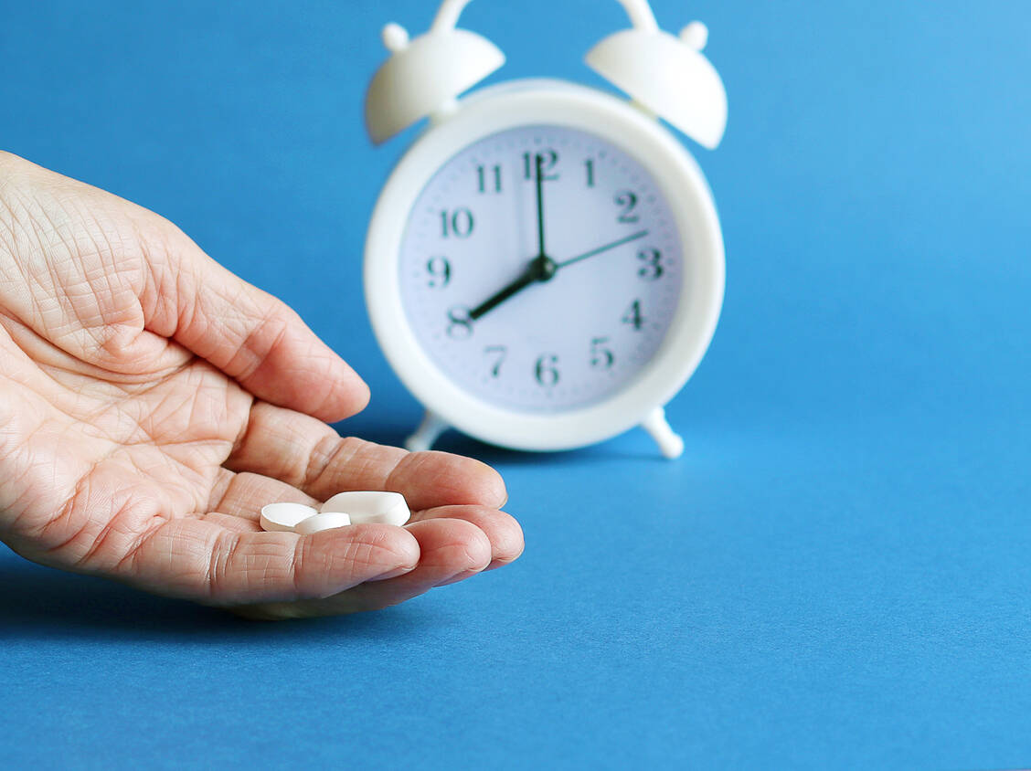 Ob blutdrucksenkende Medikamente besser abends oder morgens eingenommen werden sollten, bleibt wohl auch nach einem neuen Cochrane-Review weiter strittig. / Foto: Getty Images/Olga Trofimova