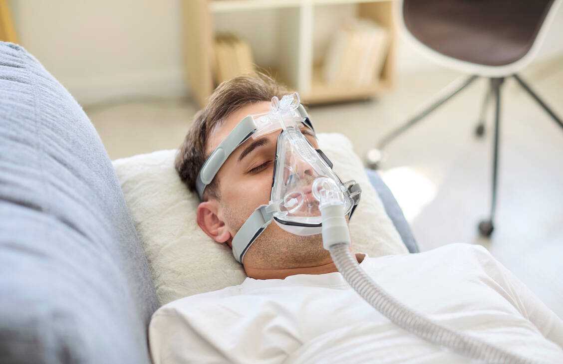 Die IHHT erfolgt in Ruhe: Der Anwender liegt oder sitzt dabei. / © Adobe Stock/Studio Romantic