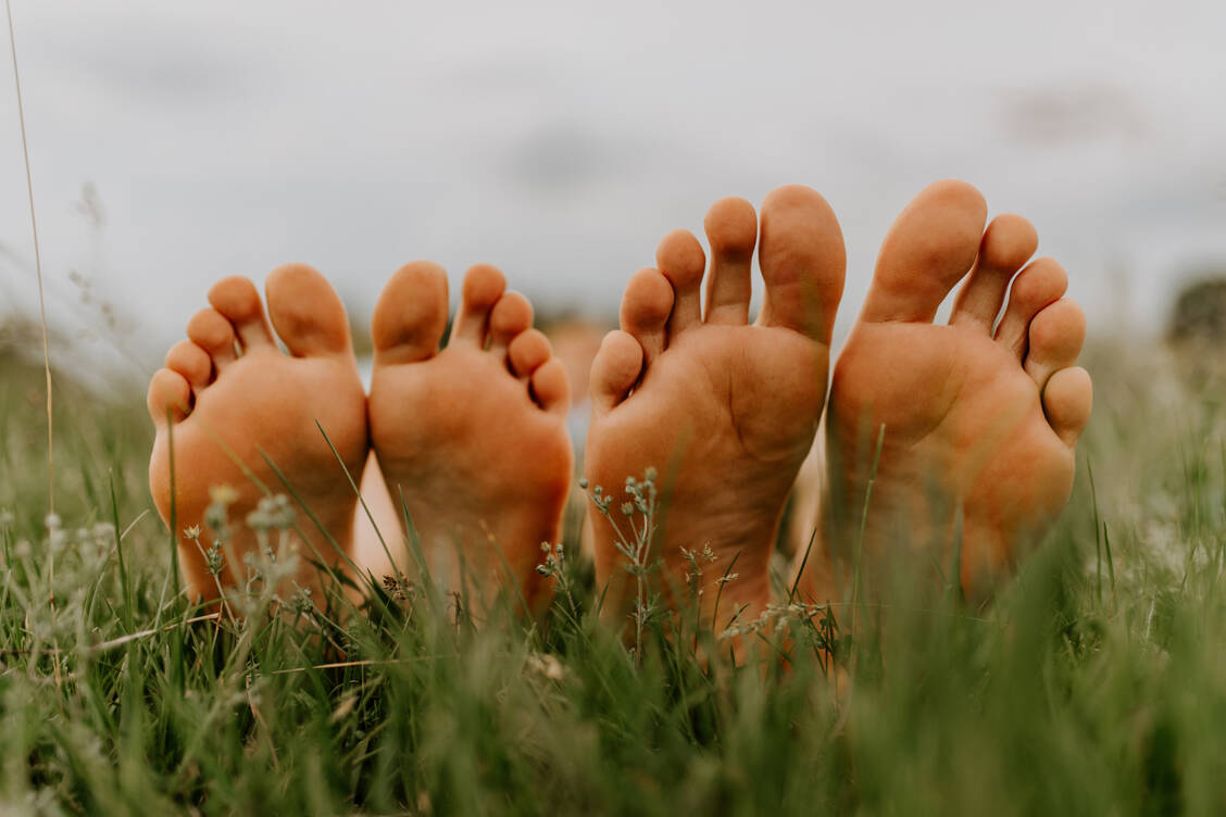 Männer sind von Fußpilz in der Regel häufiger betroffen als Frauen, ältere Menschen öfter als jüngere. / Foto: Adobe Stock / Andrii
