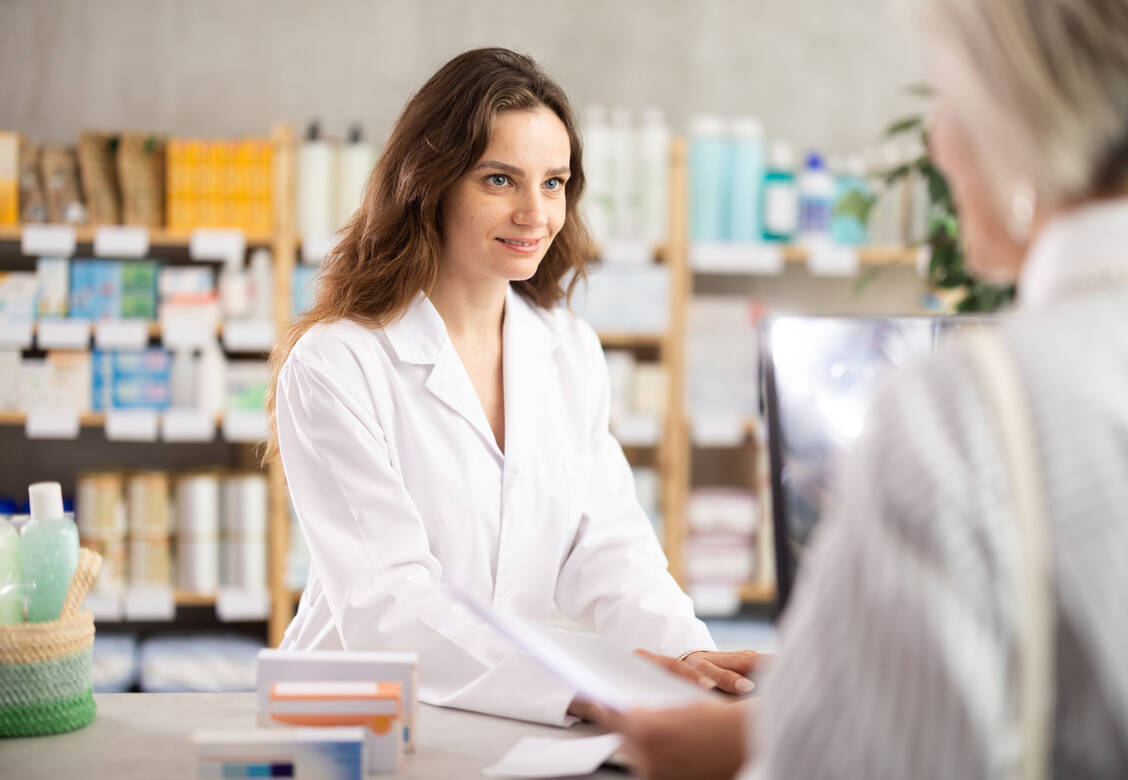 Die fundierte persönliche Beratung in der Apotheke gibt den Patienten die nötige Sicherheit im Umgang mit einer komplexen Medikation. / © Shutterstock/BearFotos