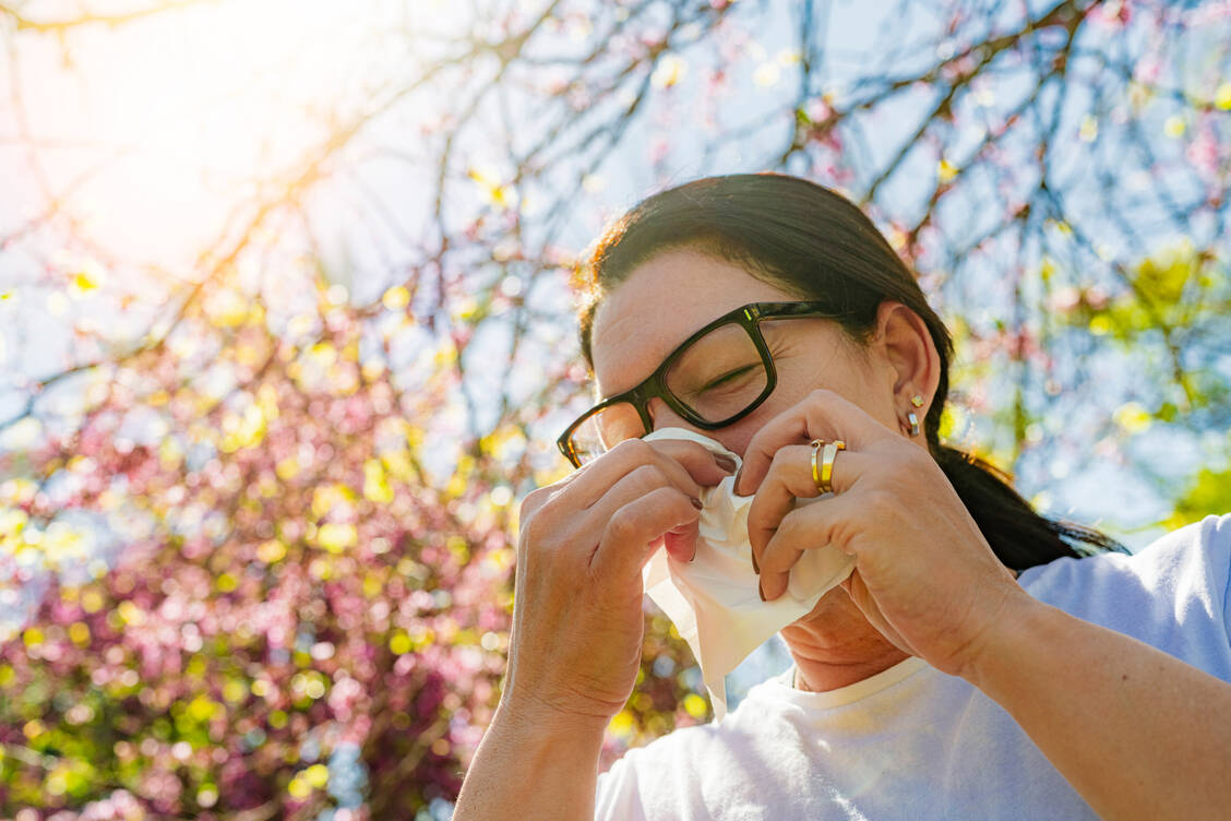 OTC-Nasensprays mit Azelastin und Fluticason dürfen bei Erwachsenen zur symptomatischen Behandlung einer mittelschweren bis schweren saisonalen allergischen Rhinitis angewendet werden. / © Getty Images/fcafotodigital