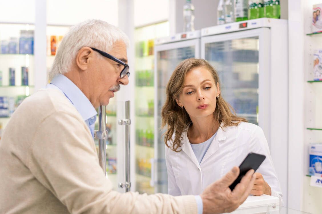Manche Patienten sind misstrauisch oder besonders kritisch und überprüfen die Empfehlungen der Apotheke gleich mal im Internet. Kein Grund zum Ärgern für die beratende Apothekerin. / © Shutterstock/Pressmaster